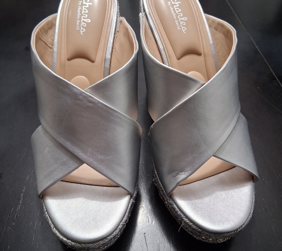 NWOT Gun Metal Wedge With Rhinestone Embellishments  Size 9.5 - Picture 2 of 11